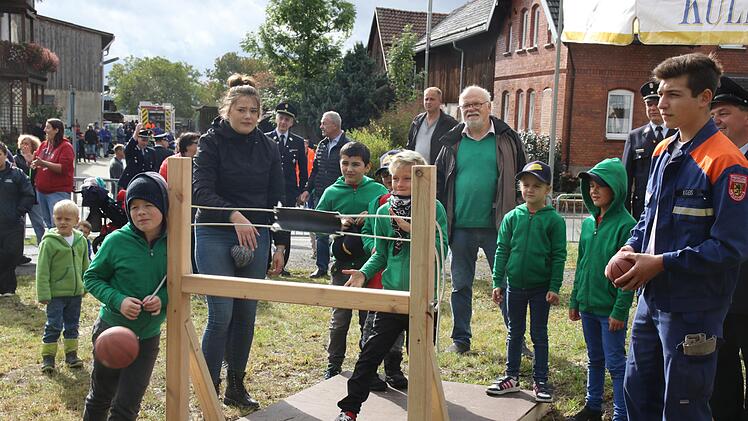 Die Überraschungsaufgabe bestand darin mit einem Basketball auf eine Art Feuerwehrbaum zu schießen um wertvolle Punkte zu sammeln .
