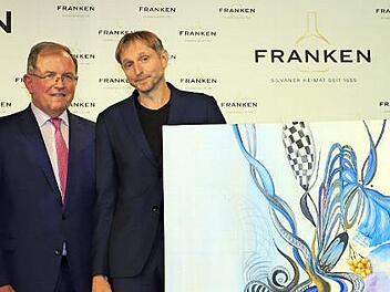 Den Ehrenpreis des Bezirks Unterfranken bekam das Weingut A. & E. Rippstein aus Sand. Unser Bild zeigt von links: die Fränkische Weinkönigin Carolin Meyer, Bezirkstagspräsident Erwin Dotzel, Mathias Rippstein und den Präsidenten des Fränkischen Weinbauverbandes, Artur Steinmann.  Fotos: Fränkischer Weinbauverband/Rudi Merkl