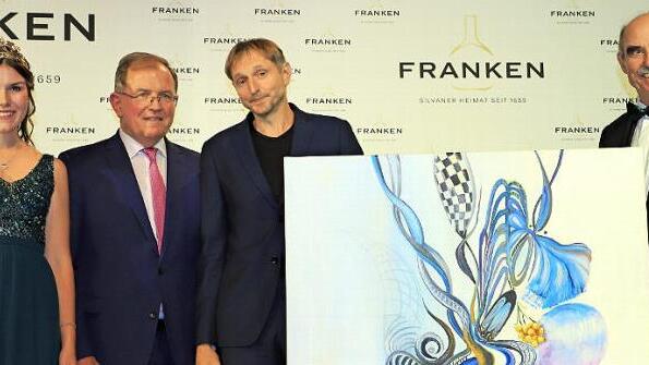 Den Ehrenpreis des Bezirks Unterfranken bekam das Weingut A. & E. Rippstein aus Sand. Unser Bild zeigt von links: die Fränkische Weinkönigin Carolin Meyer, Bezirkstagspräsident Erwin Dotzel, Mathias Rippstein und den Präsidenten des Fränkischen Weinbauverbandes, Artur Steinmann.  Fotos: Fränkischer Weinbauverband/Rudi Merkl