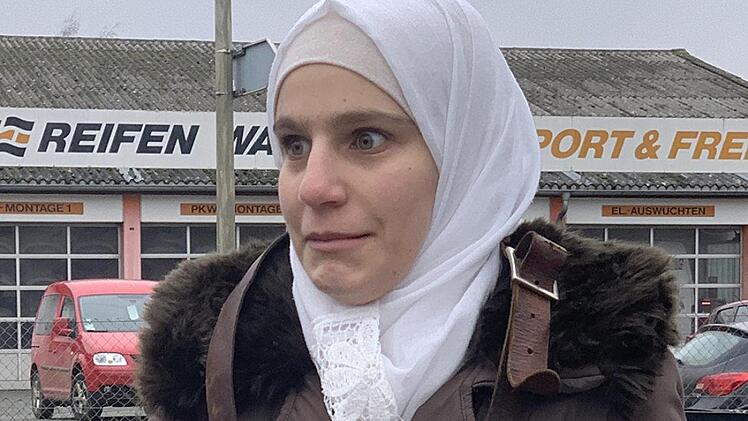 M&auml;dchen k&ouml;nnen auch mit schwerem Ger&auml;t umgehen: Safa Koukash steuerte das THW-Ger&auml;t und platzierte den Backstein um.Sonny Adam