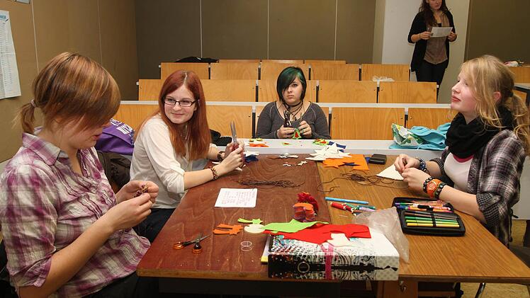 Hier werden eifrig Anhänger für den Weihnachtsbaum geschnitten. Foto: gg