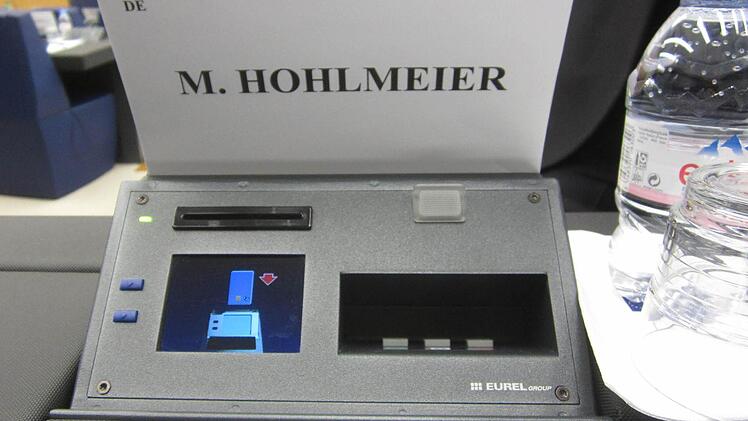 Die Abstimmungsmaschine auf Monika Hohlmeiers Platz