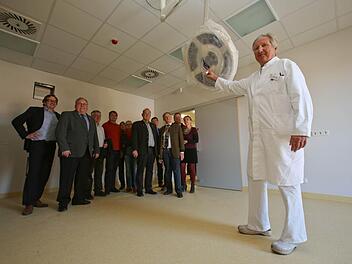 Wo die Mediziner des Ärtzteteams Medikon künftig ambulant operieren, zeigt hier Klinik-Chefarzt Dr. Engelbert Heimerl. Neben Bürgermeister Franz Streit und den Stadträten steht Architekt Herbert Amtmann (links). Foto: Barbara Herbst.