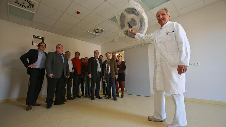 Wo die Mediziner des Ärtzteteams Medikon künftig ambulant operieren, zeigt hier Klinik-Chefarzt Dr. Engelbert Heimerl. Neben Bürgermeister Franz Streit und den Stadträten steht Architekt Herbert Amtmann (links). Foto: Barbara Herbst.