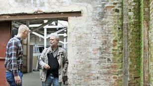 Auwi Stübbe (rechts) und Max Lörtzing, Absolvent des Fachbereichs Innenarchitektur, in Arbeitskluft. Sie besprechen, wie diese grüne Ecke in die Präsentation einbezogen werden kann.