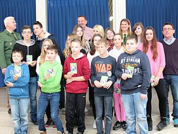 Die neuen Schülerlotsen präsentieren stolz ihre Pässe. Mit auf dem Bild im Hintergrund von links Günther Thaler von der Polizei, Sigi Nürnberger von der Kreisverkehrswacht , Michaela Rosenthal (Polizei) und der Schülerlotsenbeauftragte Timo Fuchs Foto: Johanna Blum