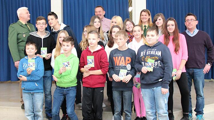 Die neuen Schülerlotsen präsentieren stolz ihre Pässe. Mit auf dem Bild im Hintergrund von links Günther Thaler von der Polizei, Sigi Nürnberger von der Kreisverkehrswacht , Michaela Rosenthal (Polizei) und der Schülerlotsenbeauftragte Timo Fuchs Foto: Johanna Blum