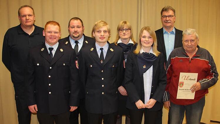 Stolz auf "seine Feuerwehr" ist Bürgermeister Helmut Dietz (2. von rechts) und Lob auch vom neuen Kreisbrandinspektor Thomas Habermann (links) für (weiter von links): 2. Kommandant Sven Liebermann, 1. Vorsitzender des Feuerwehrvereins Udo Schwappach, Schriftführer Julian Schmidbauer, 2. Vorsitzende Sandra Schramm, Kassiererin Nadine Schramm und Ehrenmitglied Ewald Habermann. Es fehlt 1. Kommandant Ralph Morgenroth. Foto: Helmut Will