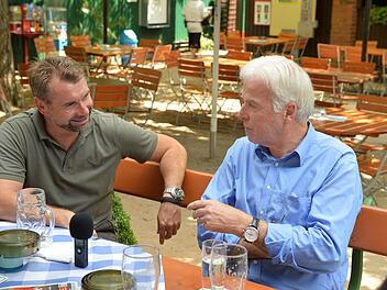 Hatten viel Spaß beim Fußball-Fachsimpeln: Bernd Hollerbach (links) und Rainer Holzschuh. Foto: Ronald Rinklef