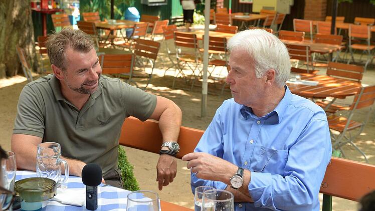 Hatten viel Spaß beim Fußball-Fachsimpeln: Bernd Hollerbach (links) und Rainer Holzschuh. Foto: Ronald Rinklef