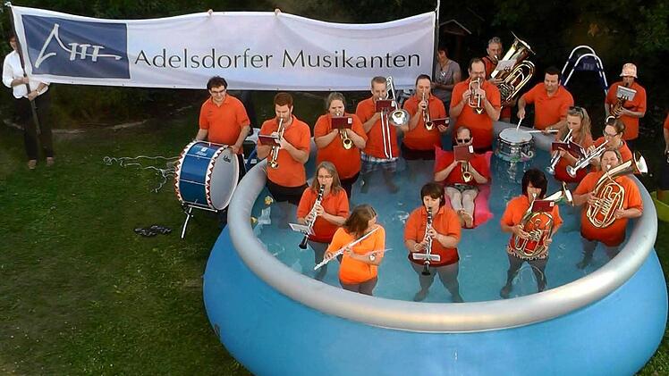 Das Orchester bei der Cold-Water-Challenge im Sommer 2014 Foto: Johanna Blum