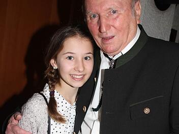 Hans Eberlein drückt seine Enkelin Ann-Kathrin. Die Zwölfjährige und ihr Bruder haben den Opa mit einem Gedicht überrascht. Foto: Sonja Adam