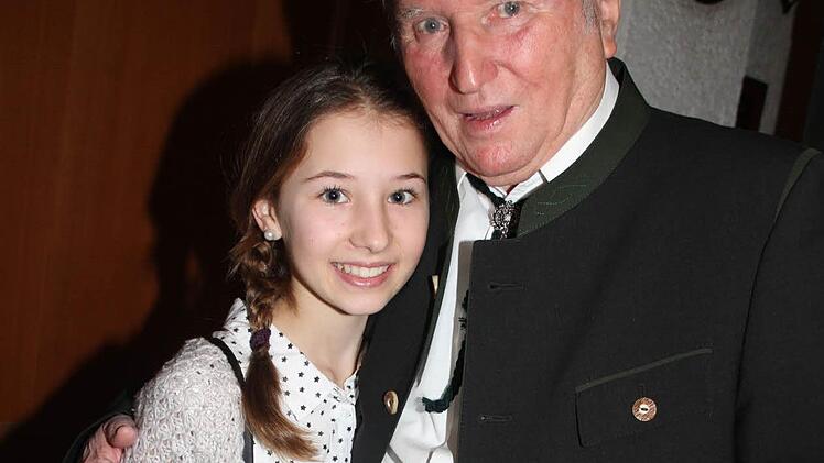 Hans Eberlein drückt seine Enkelin Ann-Kathrin. Die Zwölfjährige und ihr Bruder haben den Opa mit einem Gedicht überrascht. Foto: Sonja Adam