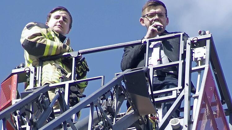 Aus luftiger Höhe hielt Bürgermeister Armin Warmuth (rechts) seine kurze Rede bei der Aufstellung des Zunftbaumes. Fotos: Winfried Ehling