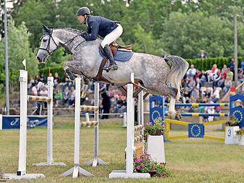 Das gro&szlig;es Springturnier in K&uuml;ps findet vom Mittwoch, vom 22. bis Sonntag, 26. Juni statt. Mit am Start ist auch Lokalmatador Hans-Peter Konle mit seinem Erfolgspferd Cobelix (Bild). Foto: Sabrina Heinz
