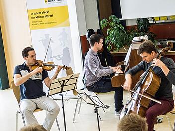 Martin Emmerich, Fabian Wankmüller und Heiner Reich (von links) gestaltete ein Schulkonzert in der Mensa der Gymnasiums Ernestinum. Foto: Jochen Berger