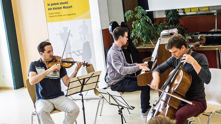 Martin Emmerich, Fabian Wankmüller und Heiner Reich (von links) gestaltete ein Schulkonzert in der Mensa der Gymnasiums Ernestinum. Foto: Jochen Berger