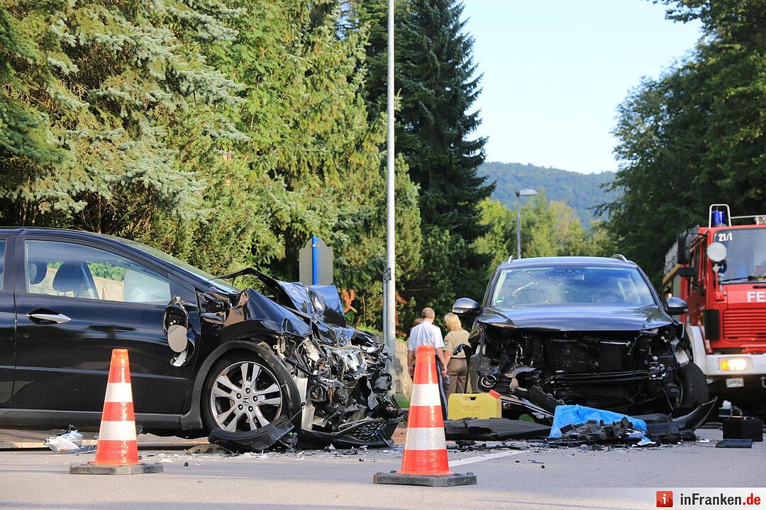 Auto übersehen: Zwei Verletzte bei Unfall in Ebermannstadt