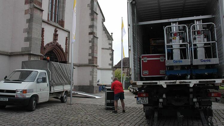 Für die Aufbauarbeiten innen ist das Gelände rund um die Kirche gesperrt. Foto: Kerstin Väth