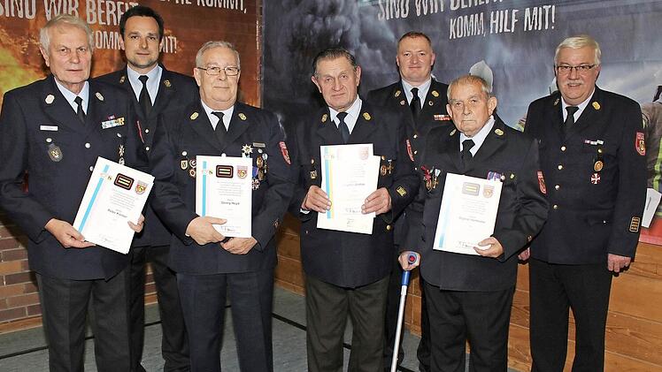 Peter Kleiber, Georg Heyd, Baptist Brehm und Baptist Hartmann (mit Urkunden v. l.) sind die ersten Träger der neuen Ehrentitel. Fotos: Seeger