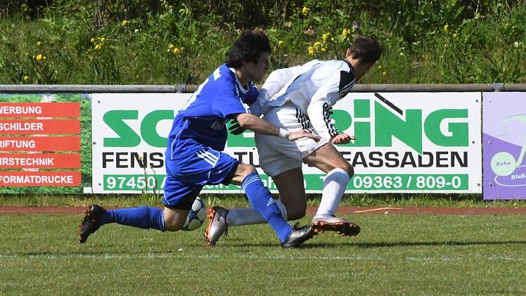 Szene aus dem Spiel des TSV Münnerstadt (blaues Trikot) gegen den FSV Krum (0:7). Foto: Hopf