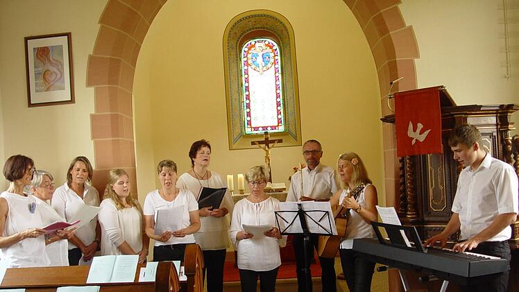 Die Damenschola der katholischen Gemeinde begleitete den Gottesdienst (von links): Annemarie Hüfner, Marianne Appelt, Heike Ankert, Anne Zeier, Monika Hörnis, Beate Stelzner, Margot Zeier und die Musiker und Mitsänger: Raimund und Christina Lass und Dennis Ankert. Foto: Brigitta Kempe-Wolf