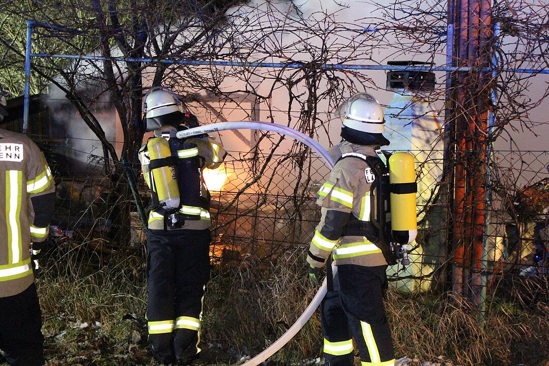Tragödie in Mittelfranken: 56-Jähriger und seine zwei Hunde sterben bei Feuer in Gartenlaube