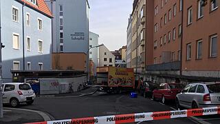 Feld der Verwüstung in Würzburg: Psychisch kranker Mann klaut Laster und rammt Autos