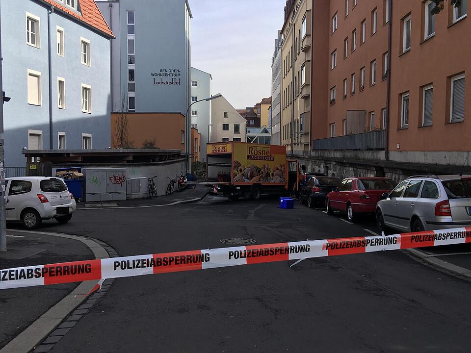 Feld der Verwüstung in Würzburg: Psychisch kranker Mann klaut Laster und rammt Autos