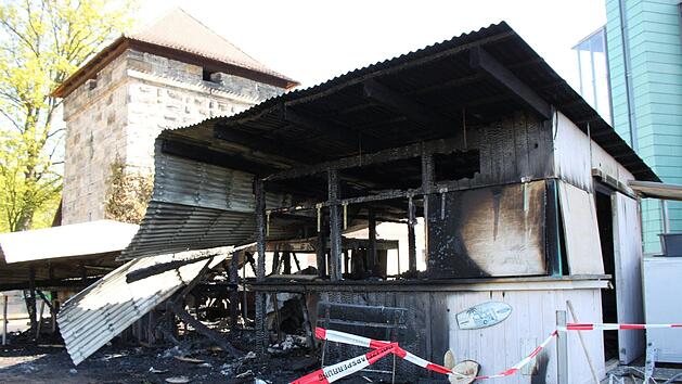 Vor knapp zwei Wochen stand die Kaiserstrand-Hütte in Flammen, die Brandursache ist nach wie vor unklar. Foto: Ronald Heck