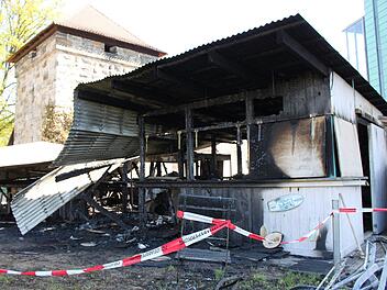Vor knapp zwei Wochen stand die Kaiserstrand-Hütte in Flammen, die Brandursache ist nach wie vor unklar. Foto: Ronald Heck