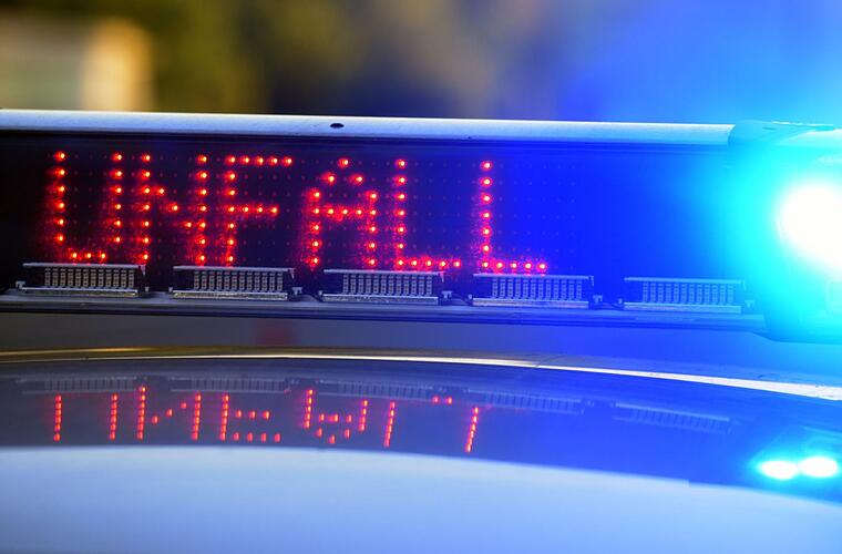 Bayreuth: Fahrer eines Kleintransporters übersieht Stauende auf A9 - zwei Menschen schwer verletzt