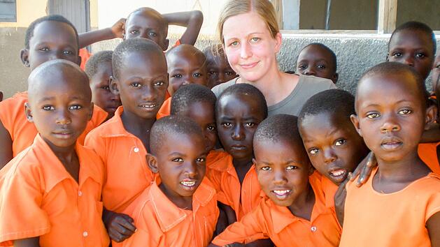 Michaela Schraudt inmitten von Sch&uuml;lern in ihrer Schule in Kaitisya. Insgesamt erm&ouml;glicht der Einsatz der Fr&auml;nkin rund 1400  Kindern den Schulbesuch.Schraudt