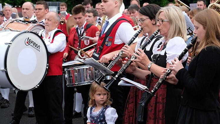 Rund 200 Musikanten füllten den Platz und spielten am Schluss zusammen. Foto: Gerd Schaar