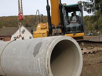 Arbeiten in der Düsseldorfer Straße: In dieser Woche werden die letzten vier Meter Kanal verlegt. Foto: Ulrike Müller