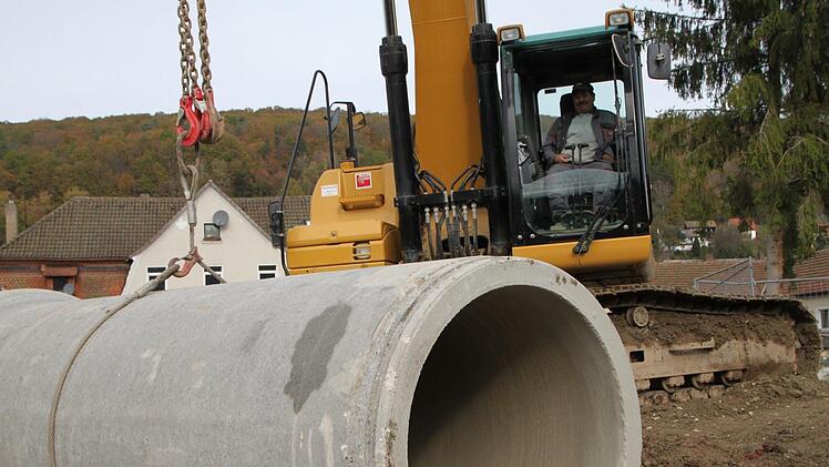 Arbeiten in der Düsseldorfer Straße: In dieser Woche werden die letzten vier Meter Kanal verlegt. Foto: Ulrike Müller
