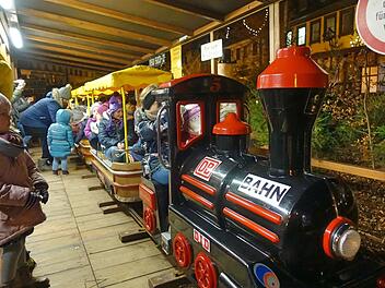 Gro&szlig; war der Andrang am Bahnsteig der Kindereisenbahn, die am Er&ouml;ffnungsabend kostenfrei ihre Runden drehte. Fotos: Marion Nikol