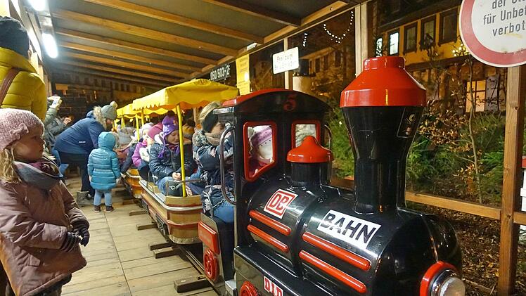Gro&szlig; war der Andrang am Bahnsteig der Kindereisenbahn, die am Er&ouml;ffnungsabend kostenfrei ihre Runden drehte. Fotos: Marion Nikol