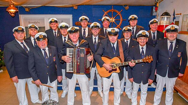 "Die Blauen Jungs" um ihren Chorleiter G&uuml;nter Rauh (mit Schifferklavier)  Foto: privat
