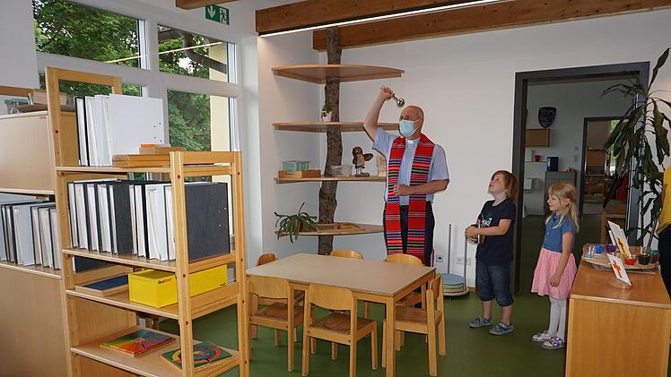 Pfarrer Armin Haas segnete die Räume. Foto: Marion Eckert