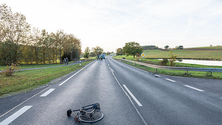 Fahrrad nach Kollision mit Motorrad völlig zerstört: Fahrradfahrer wie durch ein Wunder nur leicht verletzt