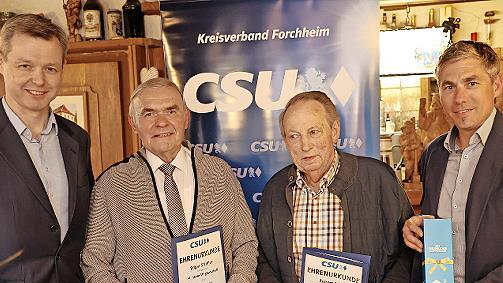 CSU-Bundestagsabgeordneter Thomas Silberhorn (links) ehrte Edgar St&uuml;hler und Robert Bauer f&uuml;r ihre Jahrzehnte lange Mitgliedschaft im CSU-Ortsverband. Ortsvorsitzender Torsten Gunselmann schloss sich mit Stolz den Gl&uuml;ckw&uuml;nschen an.