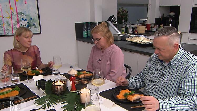 Valesca (Mitte) und Tom freuen sich auf Kathrins Hauptgang mit Teriyaki-Lachs und Süßkartoffel-Kokos-Püree.