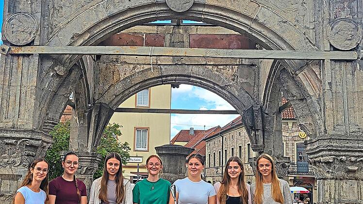 Sch&uuml;lerinnen der Klasse 10a bei der M&uuml;llsammelaktion (von links): Leonie Lummel, Louisa L&ouml;sch, Eva Oswald, Sophie Kirchner, Mila Gerlach, Julia Markard und Hannah Kaiser.Maike Meixensberger