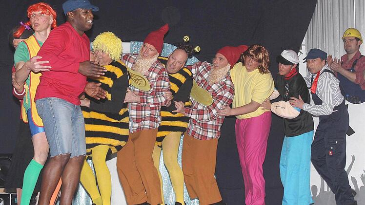 Den Lokomotivführer Jim Knopf hatten sie mitgebracht, ebenso die Biene Maja, ihren Freund Willi, Seemann Popeye oder auch Pippi Langstrumpf und viele Zwerge. Tosenden Applaus gab es für die Showtanzgruppe der Schweinfurter EsKaGe.