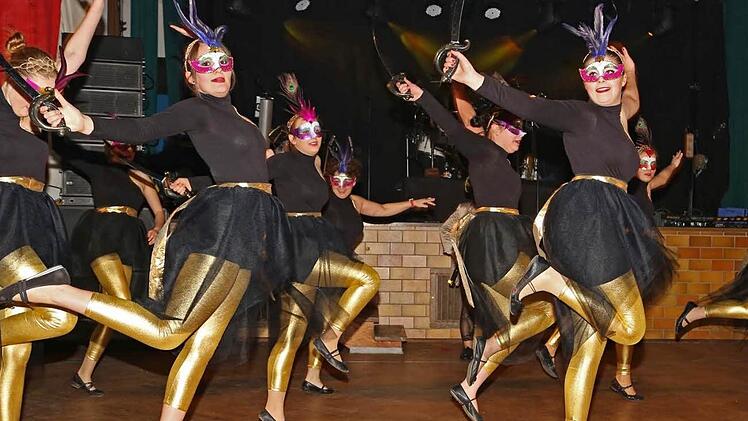 Was wäre der Michelauer Turnerfasching ohne die tänzerischen Show-Einlagen? Fotos: Klaus Gagel