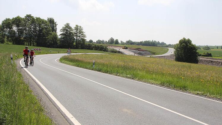 Blick von Seibelsdorf in Richtung der Schnittstelle zwischen alter und neuer Bundesstraße.