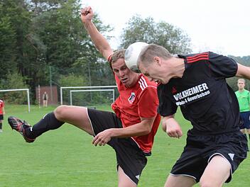 Wenn einer Kopfschmerzen hat, dann wohl der Fuchsstädter Andreas Graup (links, gegen Lukas Kneuer. Denn nach der Niederlage gegen Aufsteiger SV Rödelmaier ist die hochgehandelte Züchner-Elf jetzt Drittletzter. Foto: ssp