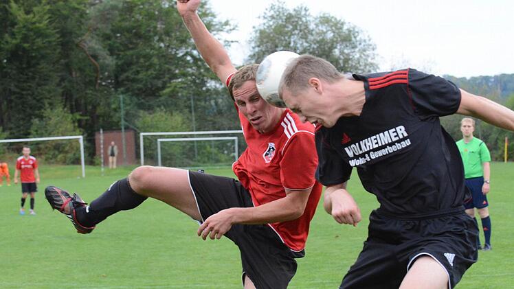 Wenn einer Kopfschmerzen hat, dann wohl der Fuchsstädter Andreas Graup (links, gegen Lukas Kneuer. Denn nach der Niederlage gegen Aufsteiger SV Rödelmaier ist die hochgehandelte Züchner-Elf jetzt Drittletzter. Foto: ssp