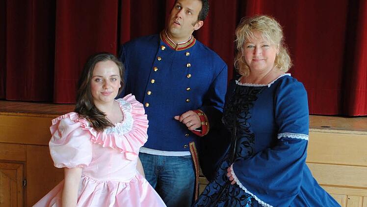 Die Kostüme sind da: Ann-Sophie Weidinger stellt die junge Queen Victoria dar. Sie wird von Leopold, König der Belgien (Carsten Kumm) geschickt zum Coburger Prinzen Albert gelotst. Janet Janson (rechts) spielt Louise d' Orléans, Leopolds zweite Ehefrau.  Foto: Carolin Herrmann